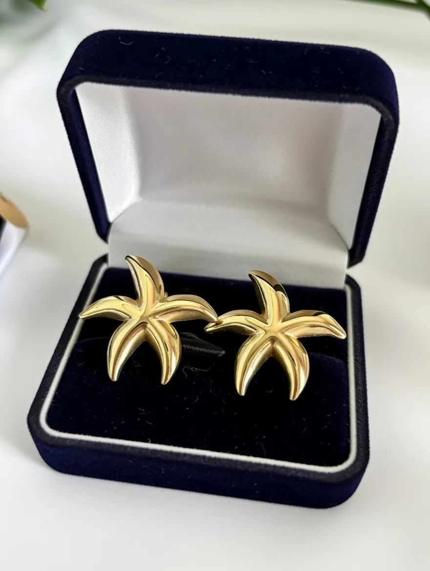 Trinaari Golden Starfish Studs